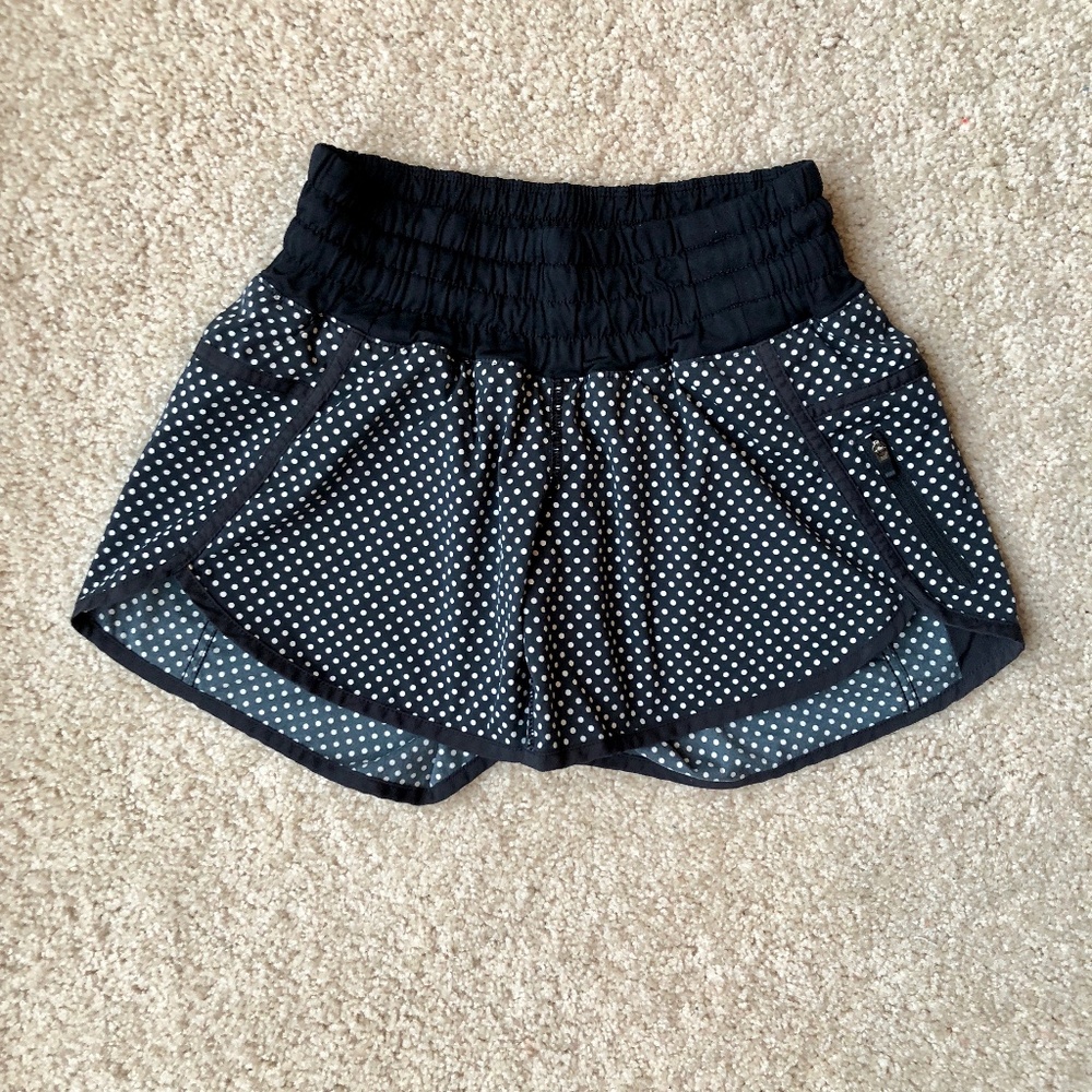 Lululemon Tracker IV Short (Size 4)